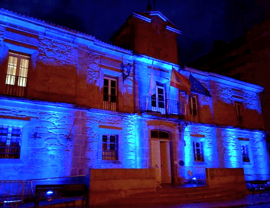 a-casa-do-concello-iluminase-de-azul-dandolle-visibilidade-ao-autismo