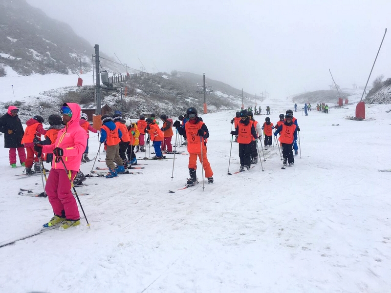 escolares-de-negreira-aprenden-a-esquiar-en-leitariegos